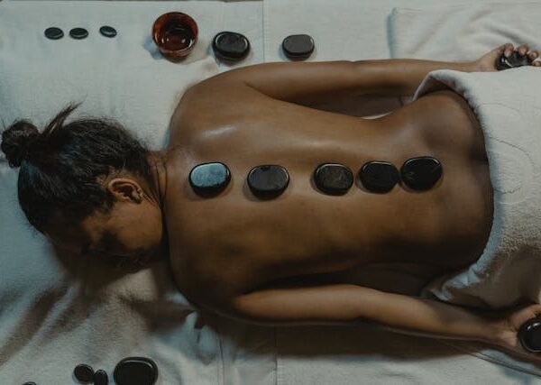 Massagem relaxante com Pedras Quentes e Craniana