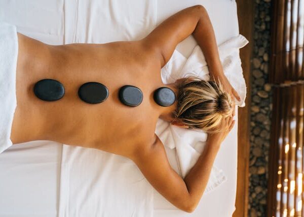 Massagem relaxante com pedras quentes