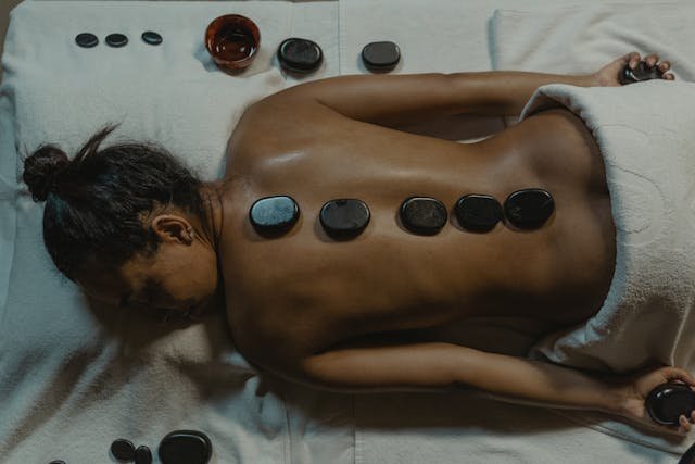 Pedras-ImpactoEA.jpg Massagem relaxante com Pedras Quentes e Craniana - Imagem 1