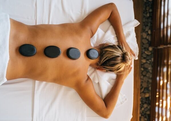 Massagem relaxante com pedras quentes