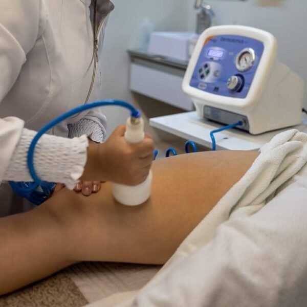 Massagem redutora com endermologia (Cellutec ou Vácuoterapia) ou Corrente Russa